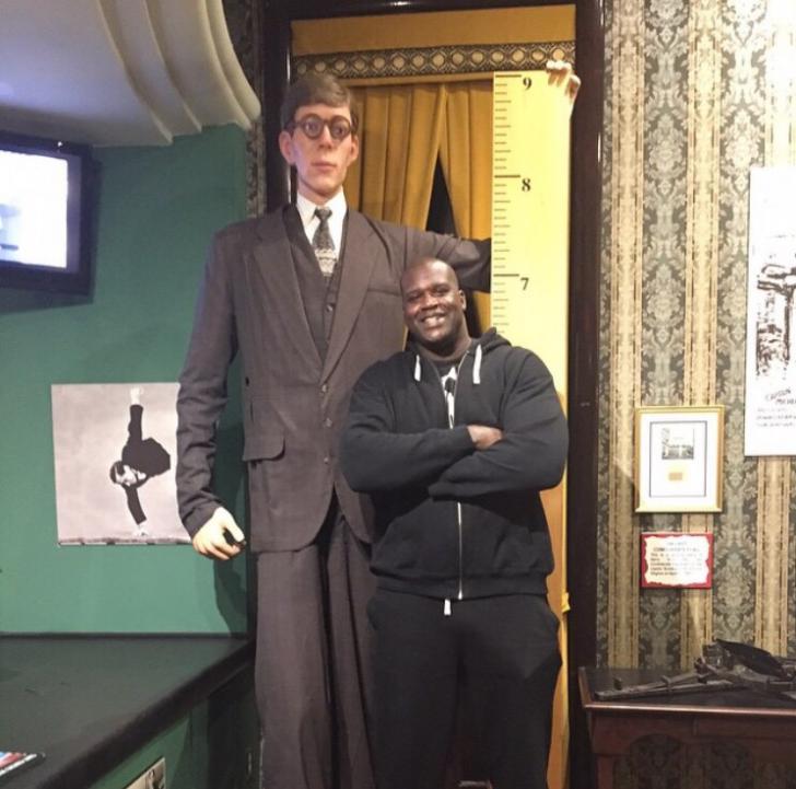 Shaquille+O%26%238217%3BNeal+next+to+a+replica+of+the+tallest+man+to+have+lived