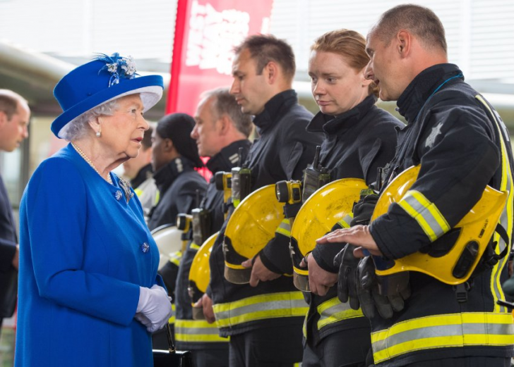 The+Queen+talking+to+exhausted+fire+fighters