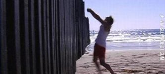 USA+vs.+Mexico+border+volleyball+match.