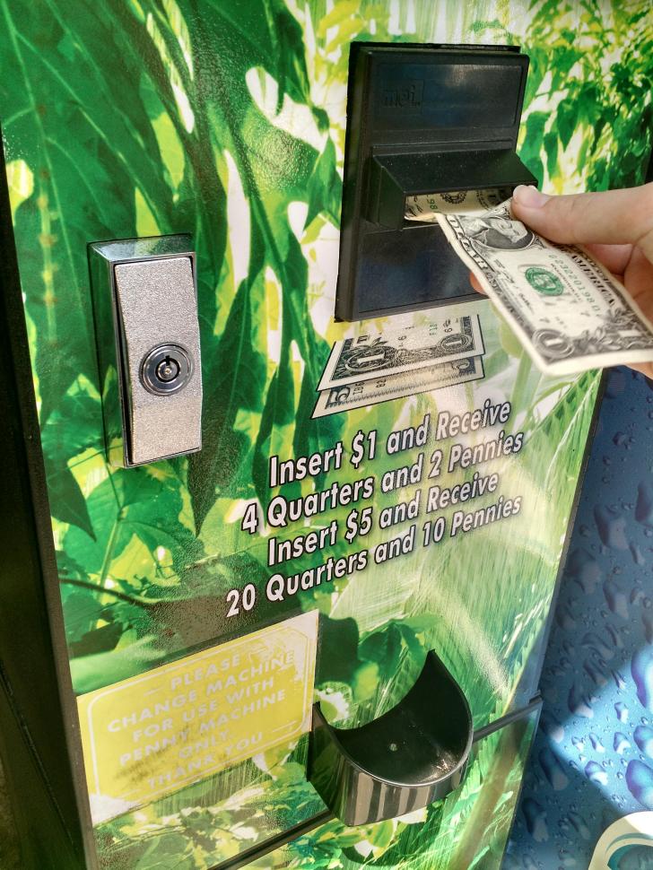 This+vending+machine+gives+a+better+interest+rate+than+my+bank+account.