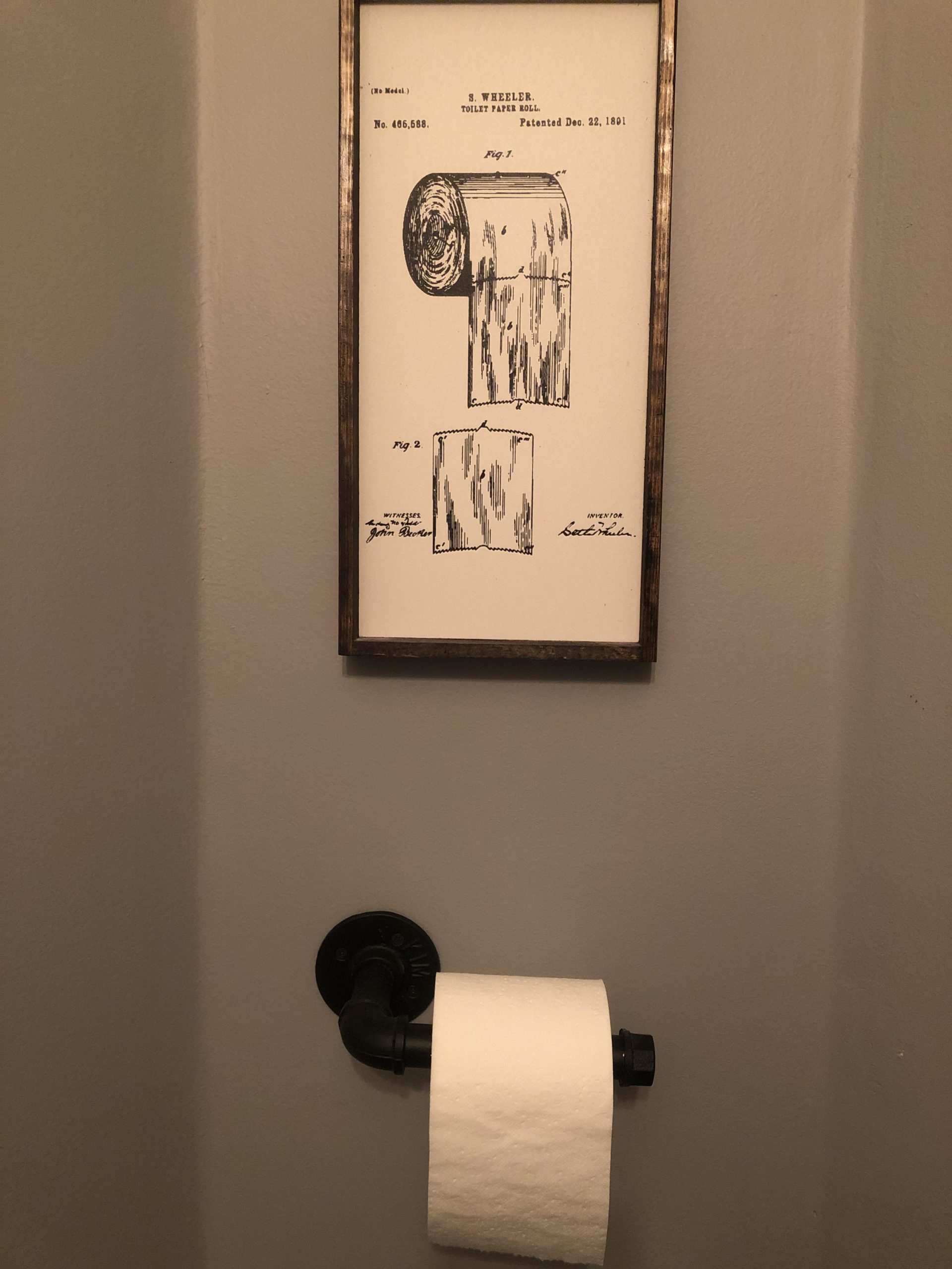 A+sign+to+explain+how+to+properly+hang+a+toilet+paper+roll.
