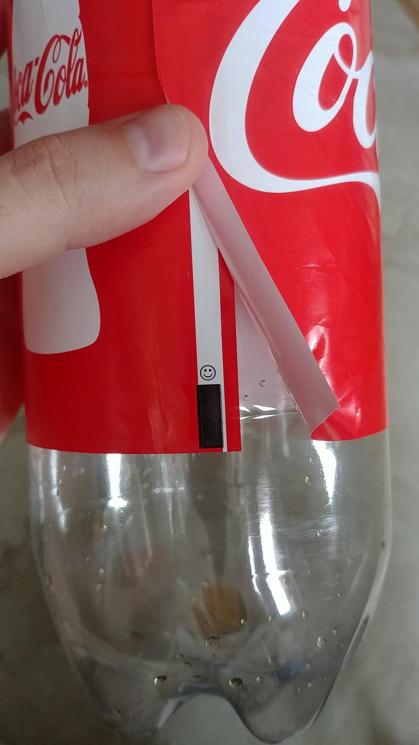 This+hidden+smile+on+the+Coca-Cola+bottle