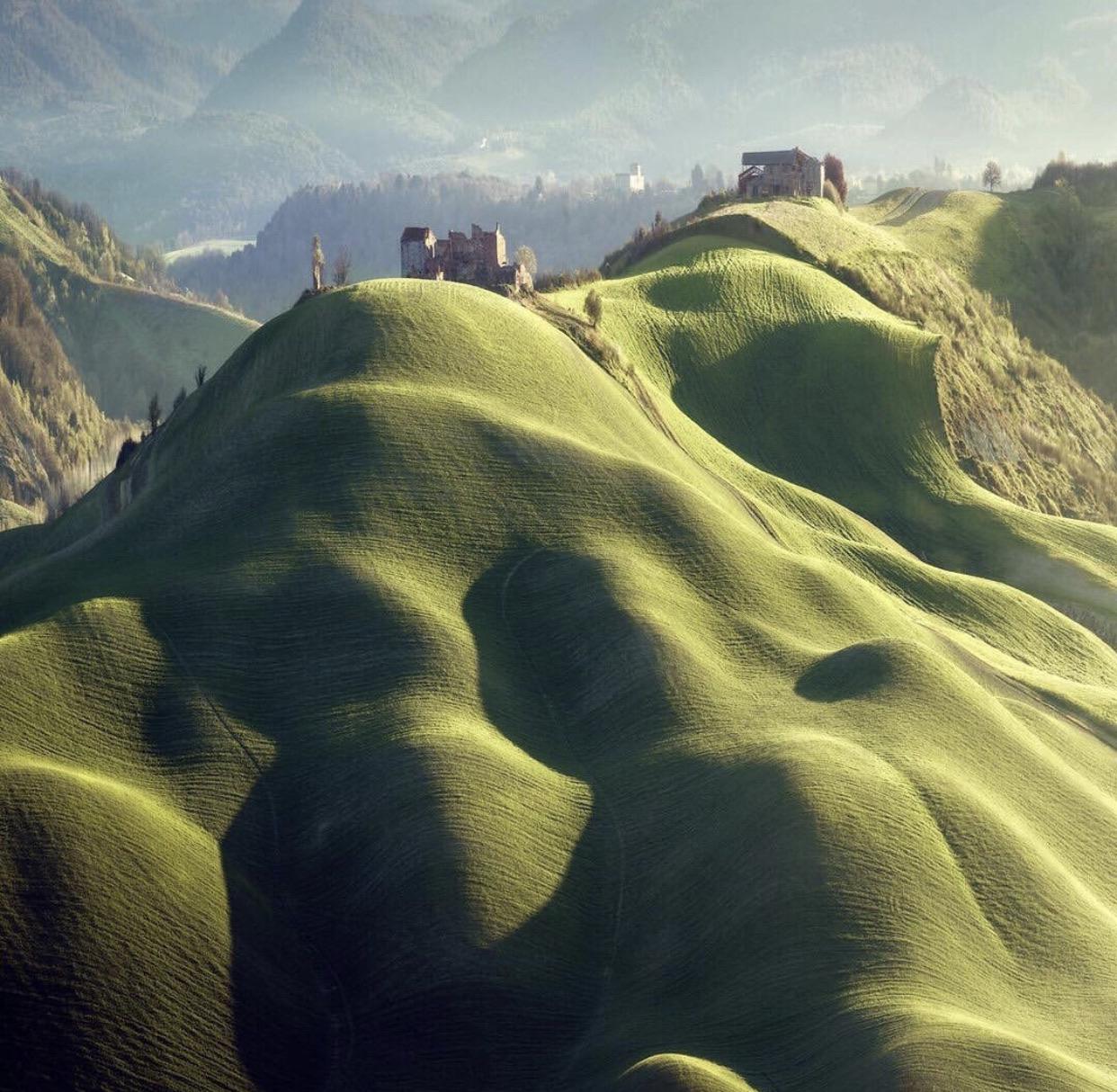 The+hills+in+Tuscany%2C+Italy.