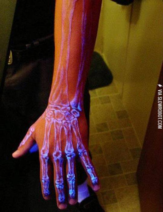 A+black+light+skeleton+tattoo.
