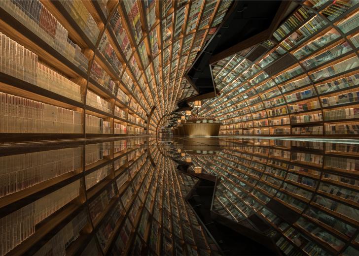 Tunnel+of+books+in+a+bookstore+in+China