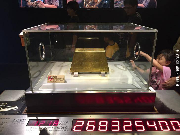 They+let+you+touch+this+220kg+gold+brick+in+Taiwan.