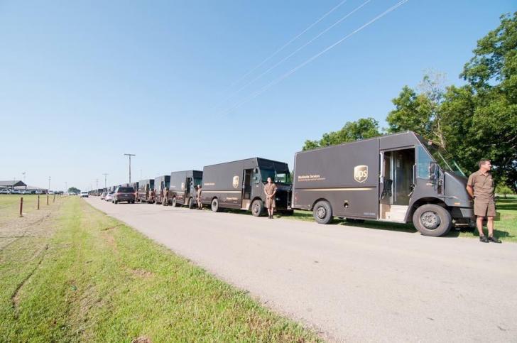 The+young+daughter+of+a+UPS+worker+passed+away+last+week+in+my+small+town.+His+coworkers+showed+up+to+support+their+friend+at+the+funeral.