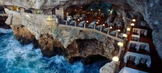 Italian+restaurant+built+into+an+ocean+side+grotto.