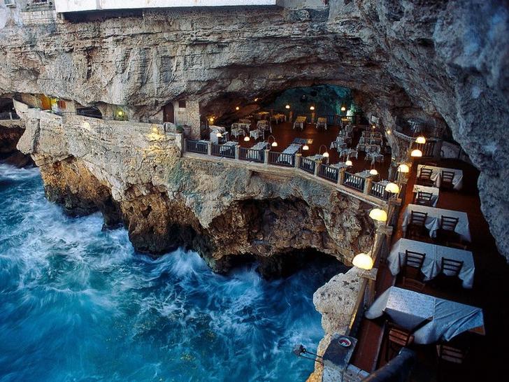 Italian+restaurant+built+into+an+ocean+side+grotto.