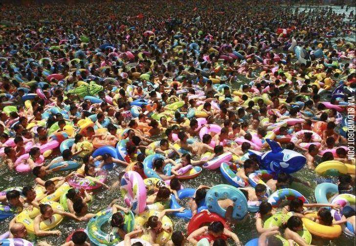 Pools+in+China+are+slightly+overcrowded..