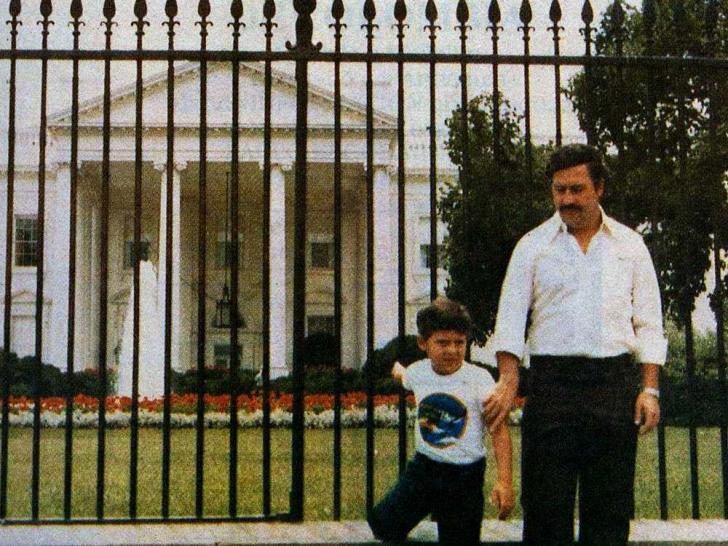 Pablo+Escobar+in+front+of+the+White+House+with+his+son
