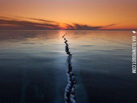 A+crack+in+some+ocean+ice