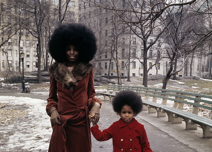 Mother+and+daughter+strolling%2C+NYC+1970