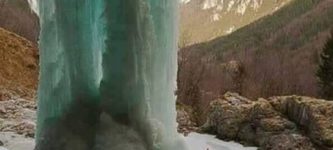 A+frozen+waterfall+in+Italy