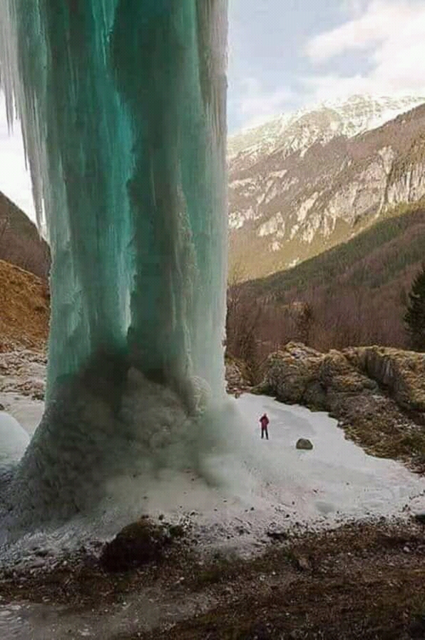 A+frozen+waterfall+in+Italy