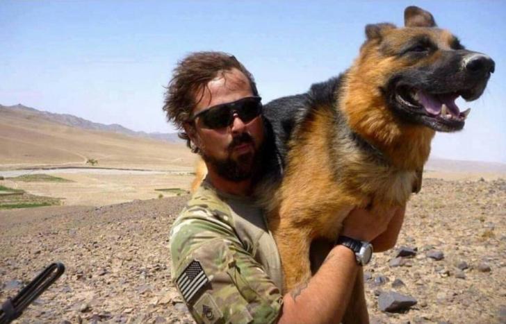 Soldier+carried+his+service+dog+down+a+mountain+because+it+was+117+degrees+and+the+rocks+were+burning+his+paws.