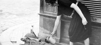 French+woman+pours+a+hot+cup+of+tea+for+a+British+soldier+fighting+in+Normandy%2C+1944.