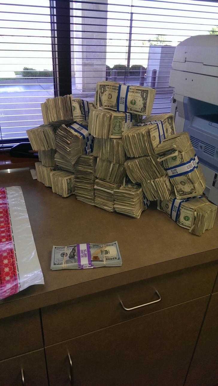 In+case+you+wondered%2C+here%26%238217%3Bs+the+%28size%29+difference+between+%2410%2C000+in+1%26%238217%3Bs%2C+and+100%26%238217%3Bs.