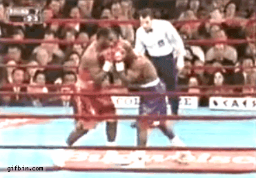 Boxing+referee+narrowly+dodges+a+punch