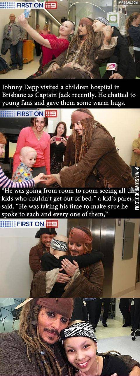 Johnny+Depp+visits+kids+in+hospital+as+Captain+Jack.
