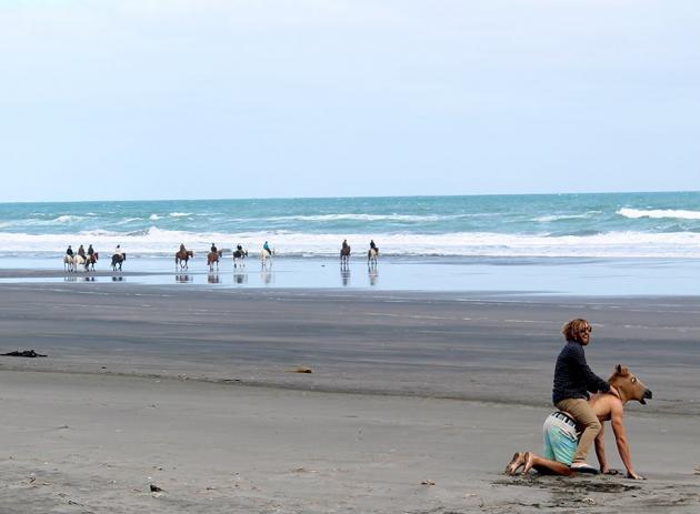 A+romantic+horseback+ride+on+the+beach