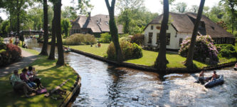 The+village+Giethoorn+has+no+concrete+roads