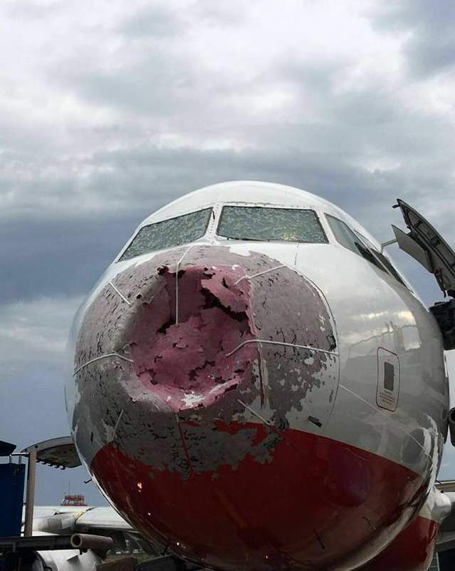 Pilot+landed+this+commercial+plane+virtually+blind+after+navigation+and+windows+destroyed+by+hail