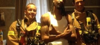 Firefighters+meet+Snoop+Dog+after+fire+alarm+goes+off+in+his+hotel+room.