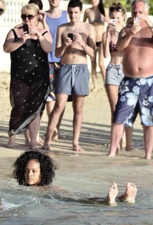 Rihanna+on+vacation