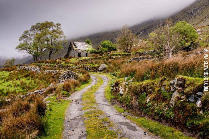 Abandoned+Cottage+in+the+black+valley+of+Ireland.