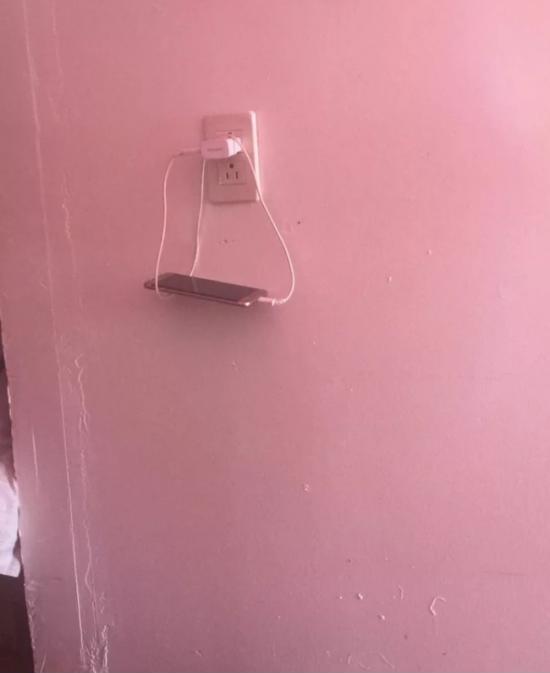 Charging+a+phone+when+the+cord+does+not+reach+the+floor