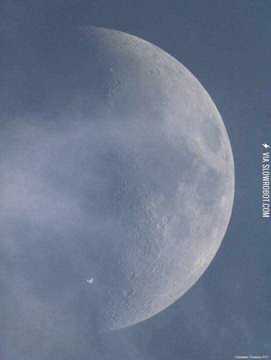 The+ISS+in+front+of+a+daytime+moon