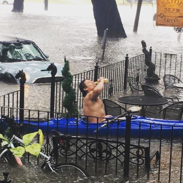 It%26%238217%3Bs+flooding+after+heavy+rain+in+New+Orleans+but+the+bars+are+still+open.