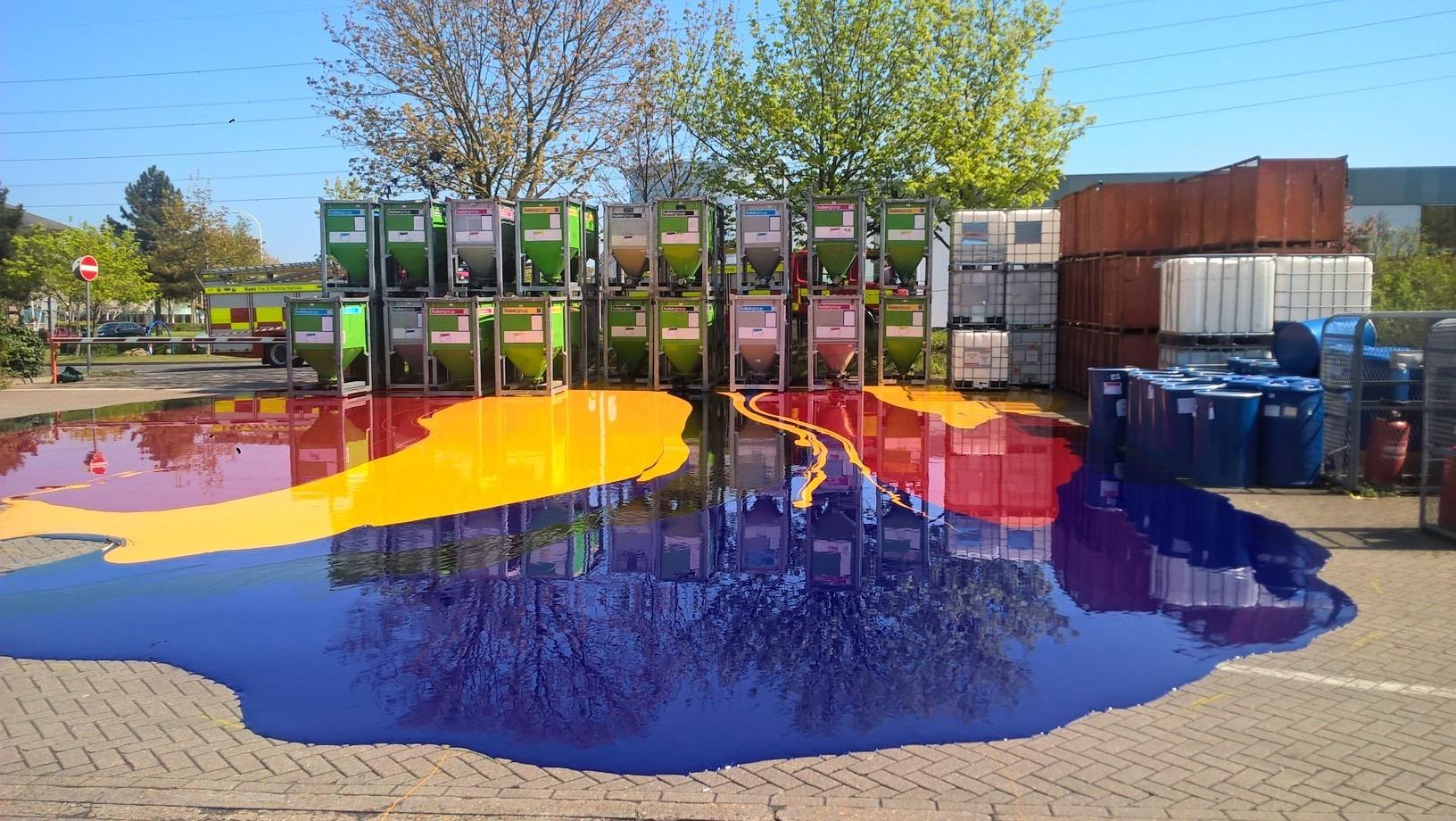 5%2C000+litres+of+ink+on+the+ground%2C+5%2C000+liters+of+ink%26%238230%3B