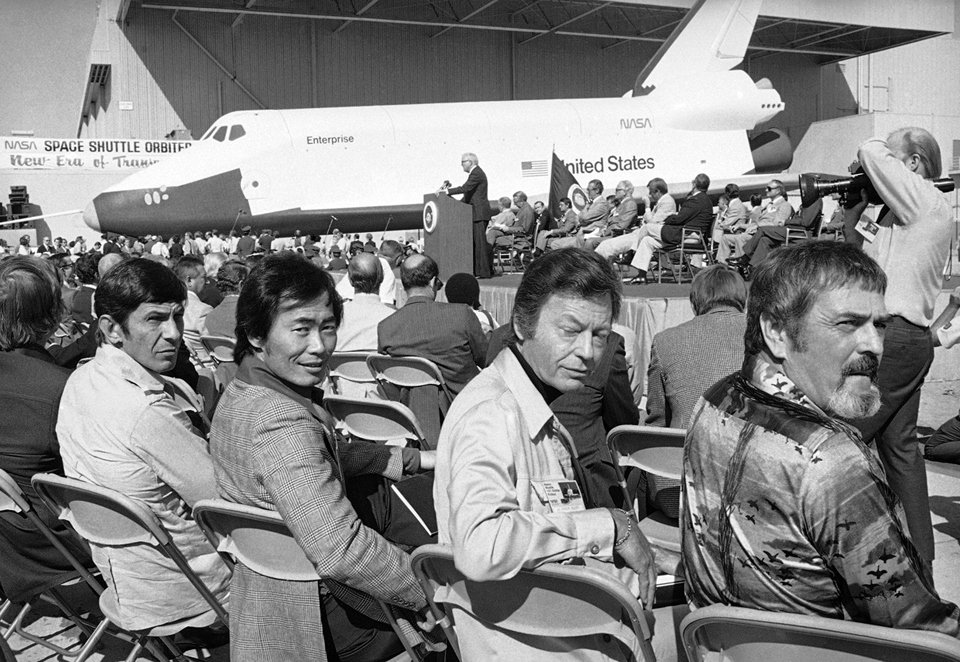 Star+Trek+cast+sitting+in+front+of+the+Enterprise+in+1976