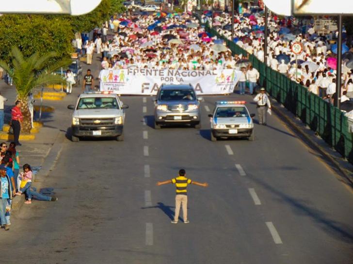 12-year-old+boy+blocking+11%2C000+anti-gay+protesters+in+Mexico