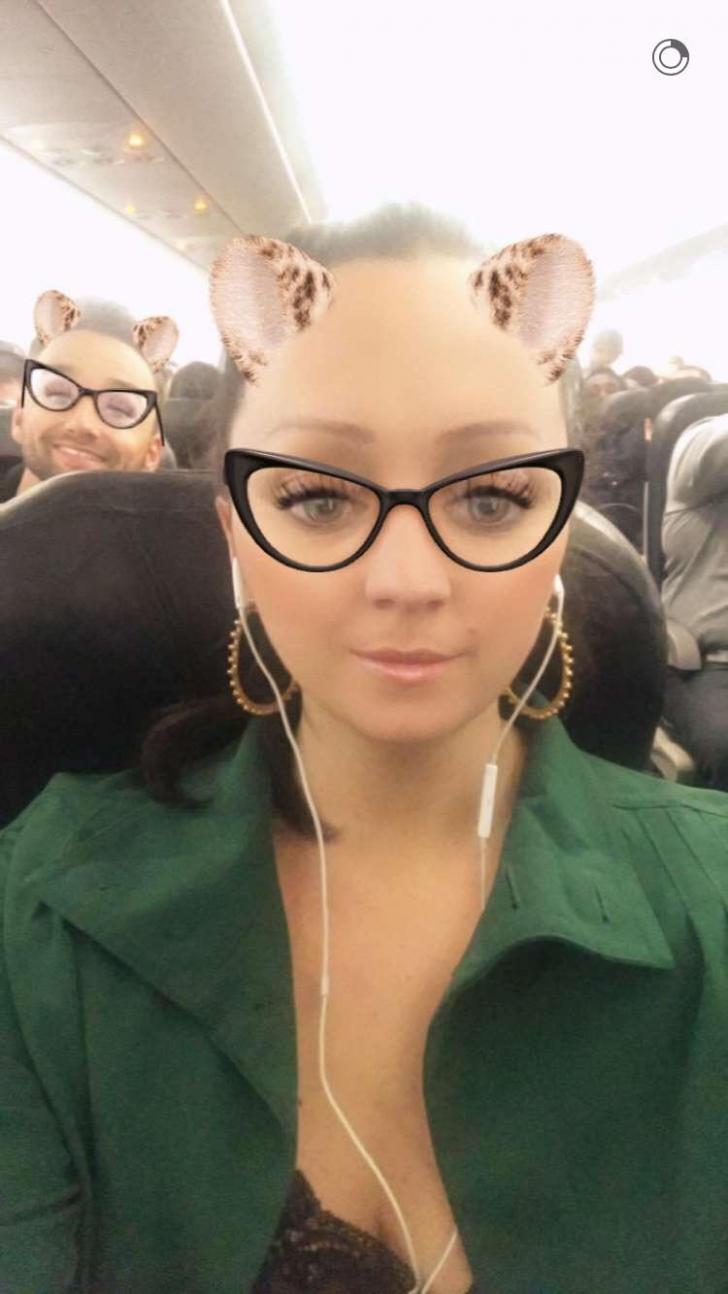 Happy+stranger+photobombing+aeroplane+Snapchat