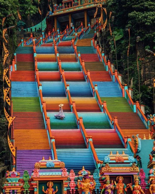 Stairway+to+a+Hindu+temple+in+Malaysia