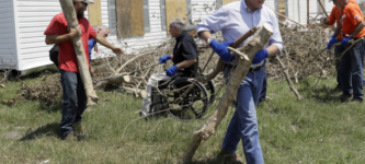 Vice+president+Mike+Pence+helping+clear+debris+in+Texas.