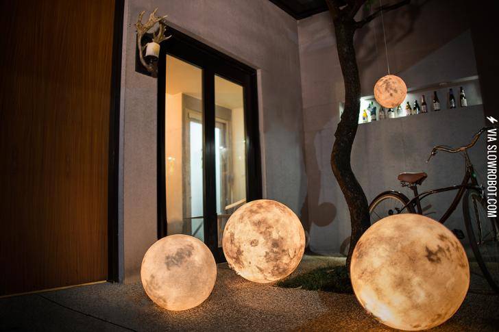 Lanterns+that+look+like+the+moon