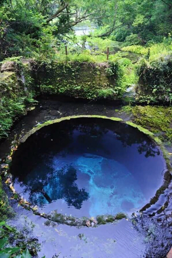 This+spring+water+looks+like+a+portal+to+Atlantis