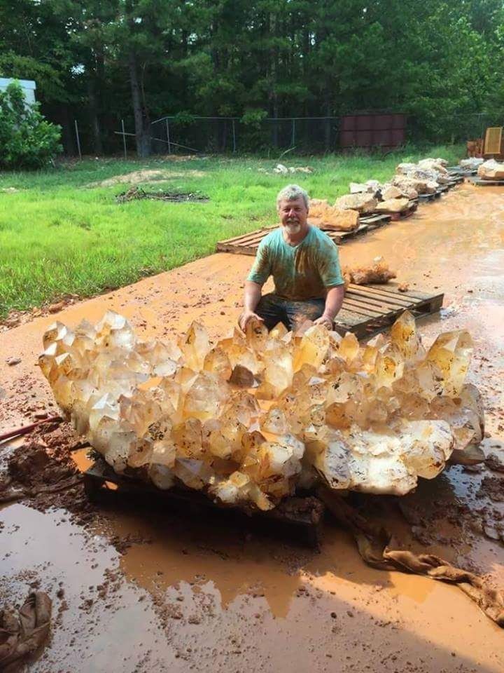 A+chunk+of+quartz+found+in+Arkansas+worth+roughly+four+million+USD