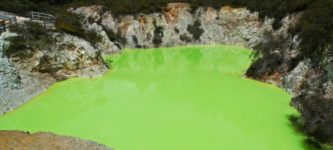 A+geothermal+pool.+Waiotapu%2C+New+Zealand