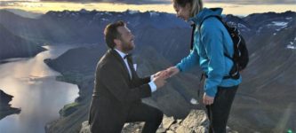 Norwegian+guy+brought+a+suit+to+a+mountain+to+propose+properly+to+his+girlfriend.