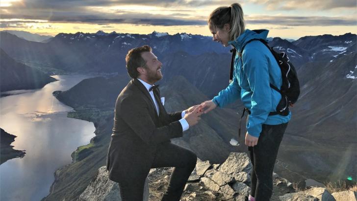 Norwegian+guy+brought+a+suit+to+a+mountain+to+propose+properly+to+his+girlfriend.