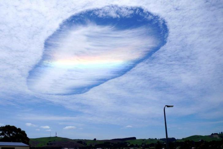 This+is+called+a+hole+punch+cloud%2C+and+its+got+a+rainbow+going+through+it