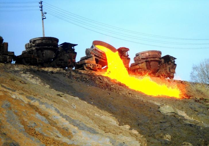 Dumping+slag%2C+waste+from+when+metals+are+extracted+from+ore