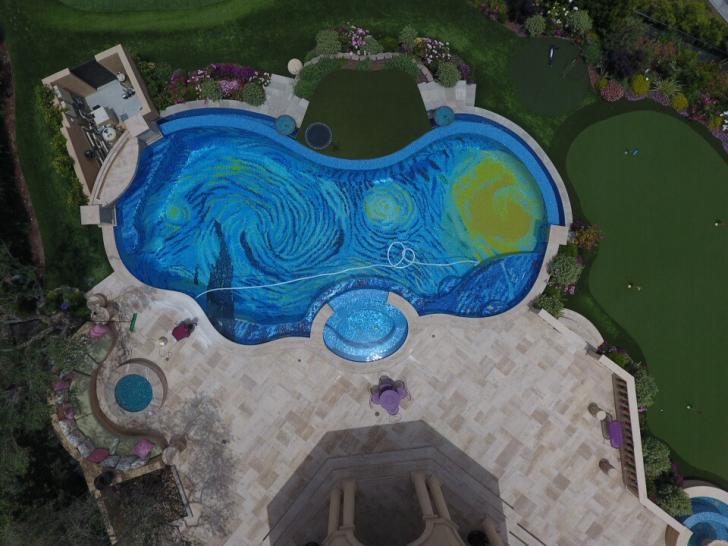 The+tiles+on+this+pool+make+%26quot%3BStarry+Night%26quot%3B