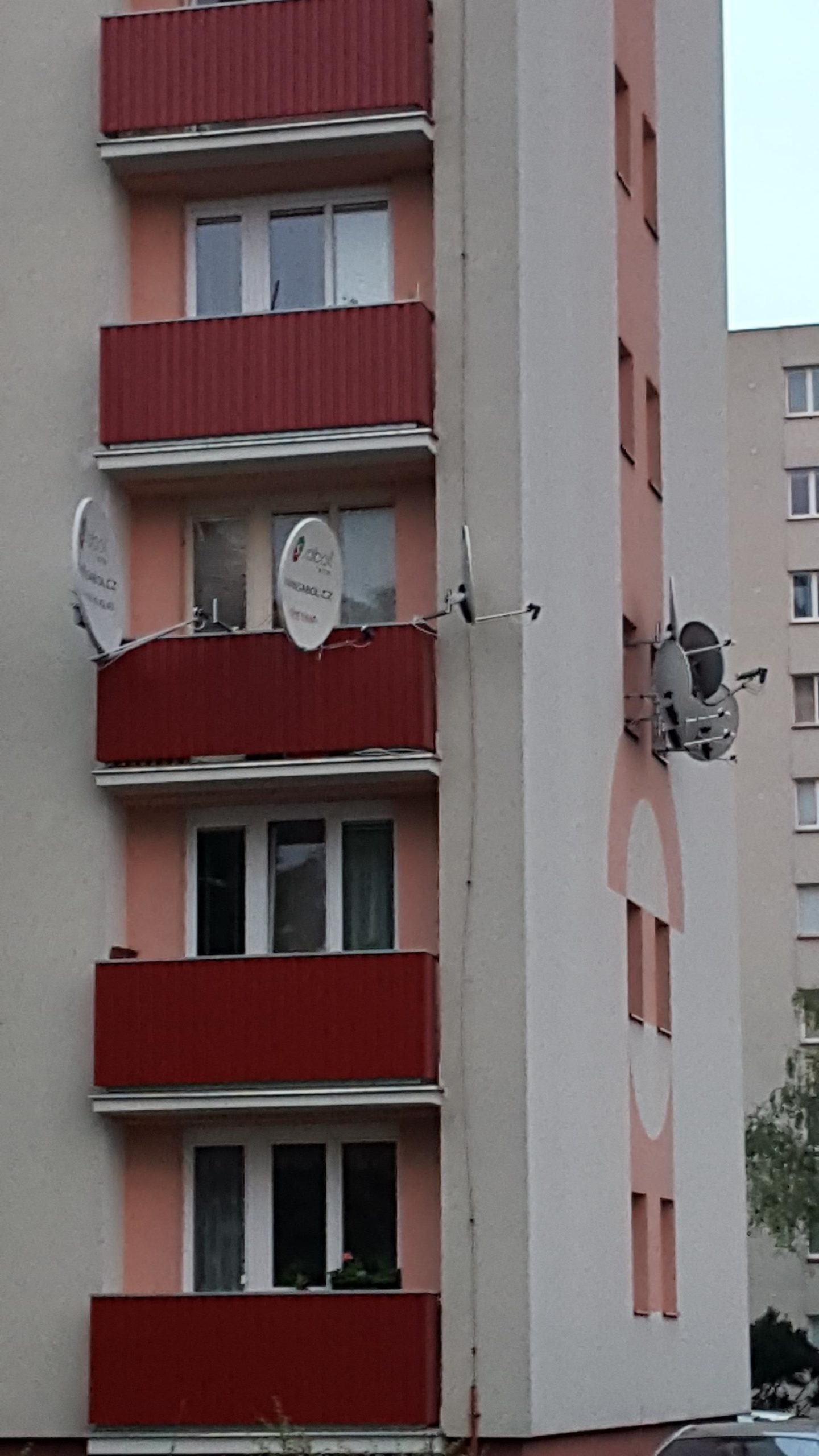 This+guy+in+my+grandma%26%238217%3Bs+building+is+up+to+something.