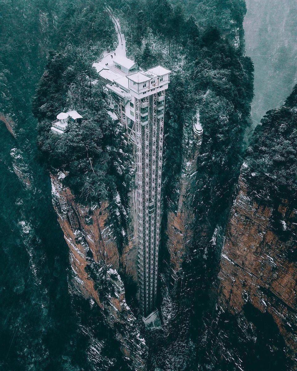 Worlds+tallest+outdoor+elevator+on+the+side+of+a+huge+cliff+in+China